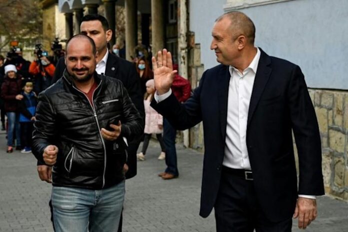 Presidente de Bulgaria obtiene cómoda reelección en balotaje